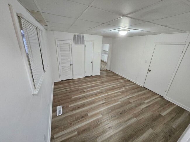 Building Photo - 109 E Eichel Ave