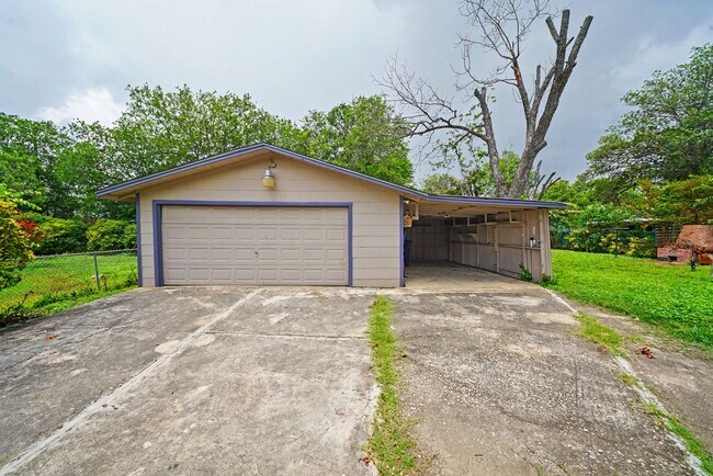 Building Photo - Classic Northeast San Antonio Gem with Two Living Areas - Realtor Commission: $500