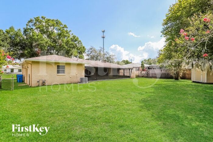 Building Photo - 1005 Greenbriar Dr