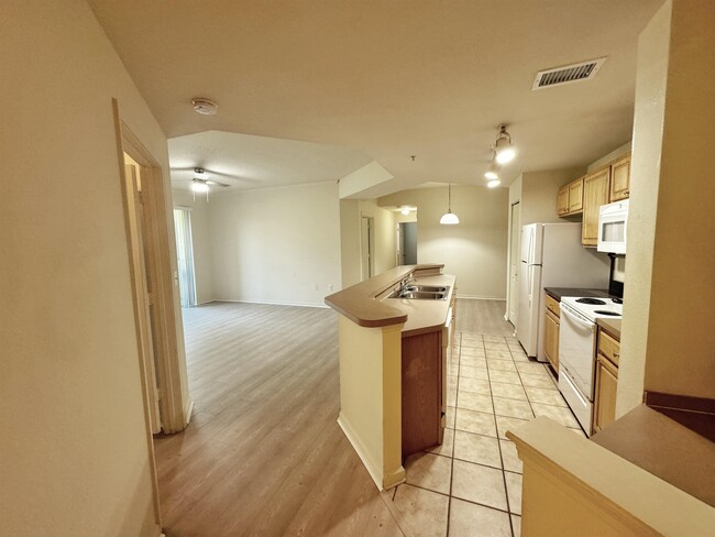 Building Photo - 410 S Villa San Marco Dr