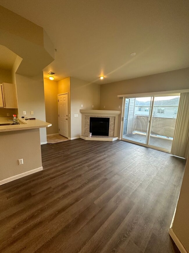 Building Photo - Updated 2 bed, 2 bath Upper Level Condo