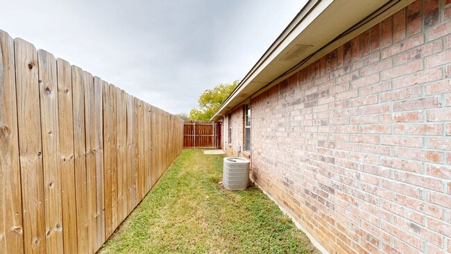 Building Photo - FREE JANUARY RENT!!!!! PRICE IMPROVEMENT $1,250!!!