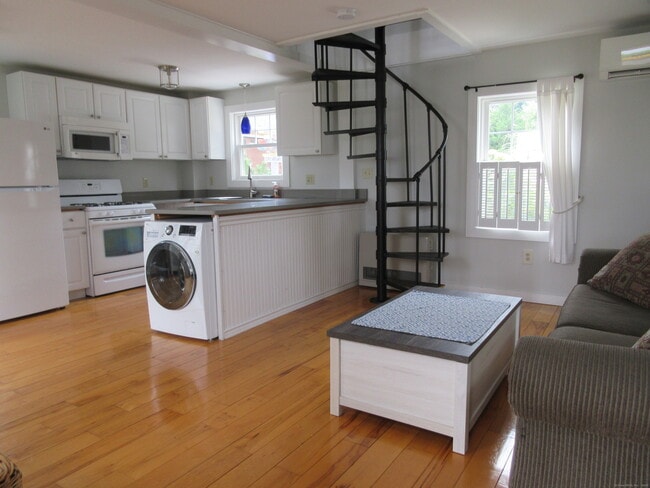 Building Photo - 255 Pequot Ave