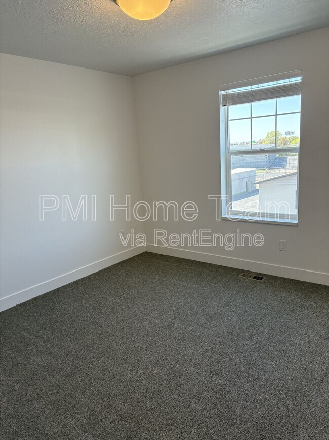 Building Photo - 614 W Cozy Ln