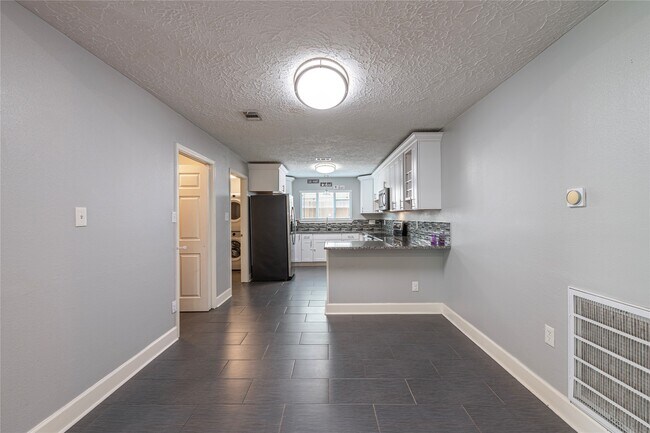 Building Photo - 407 Juniper Ct