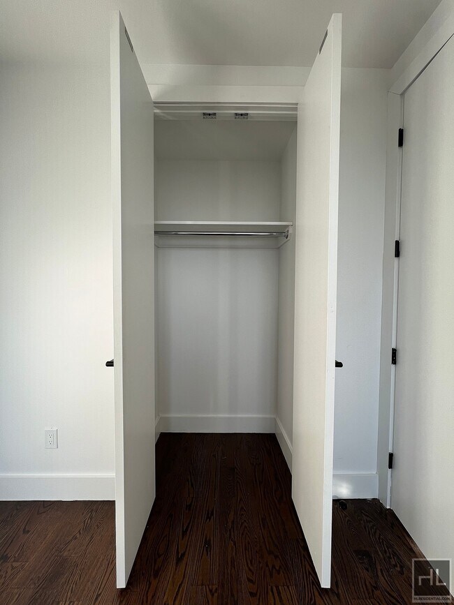 Building Photo - NEW YORK AVENUE