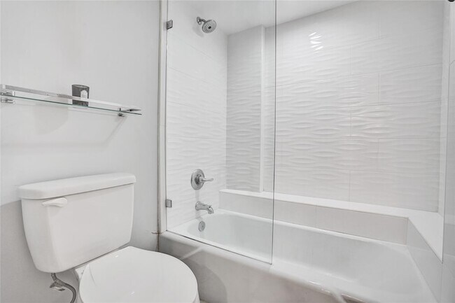 Building Photo - 1150 Hillsboro Mile Unit 1016