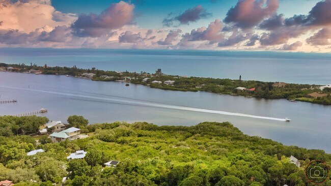 Building Photo - Annual Cottage minutes from Manasota Key Beach!  (2 Units on Property)