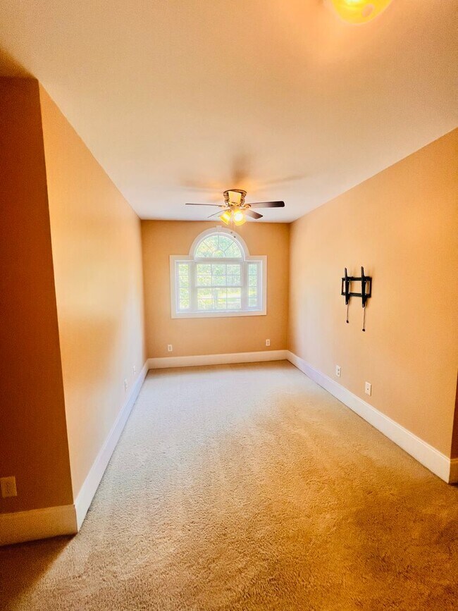 Building Photo - Tucked Away 3 Bedroom Gem on Private Road ...