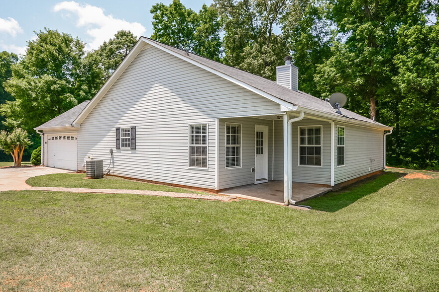 Building Photo - 155 Akers Lake Dr