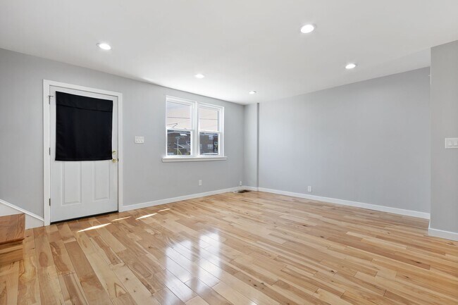 Building Photo - Wow! South Philly Modern 3 Bed 2 Bath Home! Yard! Central Air! W/D! H/W Floors! Gorgeous!