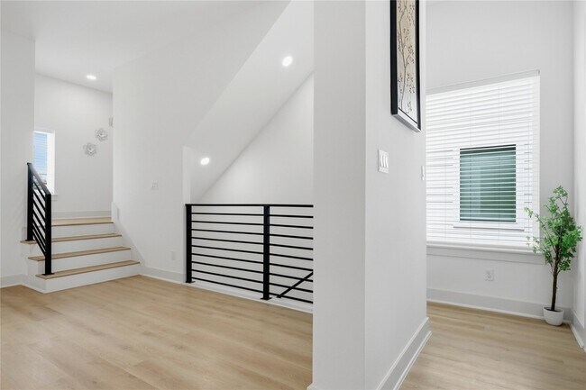 Building Photo - 5509 Hershe St