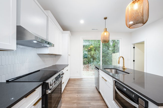 Building Photo - Room in Townhome on Donna Ave