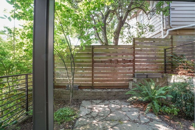 Building Photo - Modern Beacon Hill Townhouse Available for Rent!