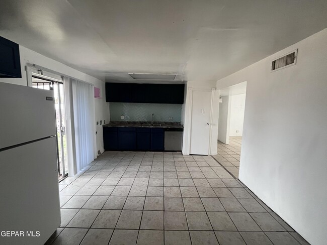 Building Photo - 813 Elmwood Ct