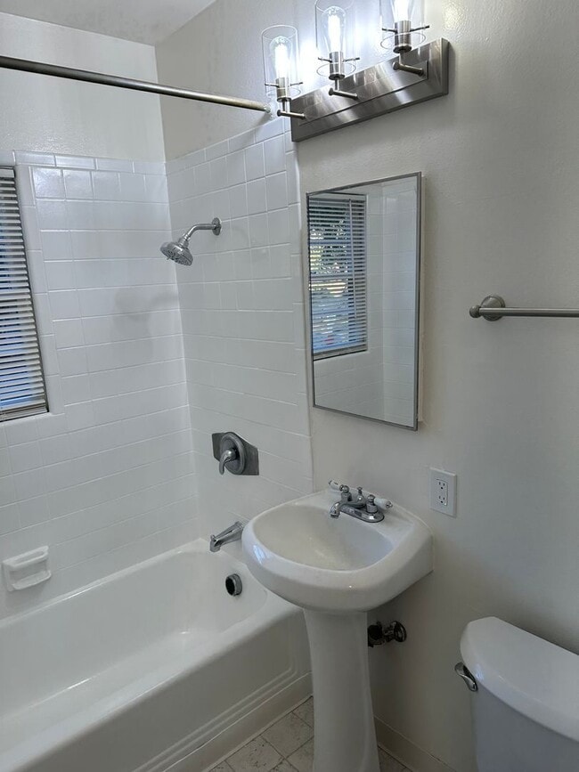 Building Photo - 505 W Maple St