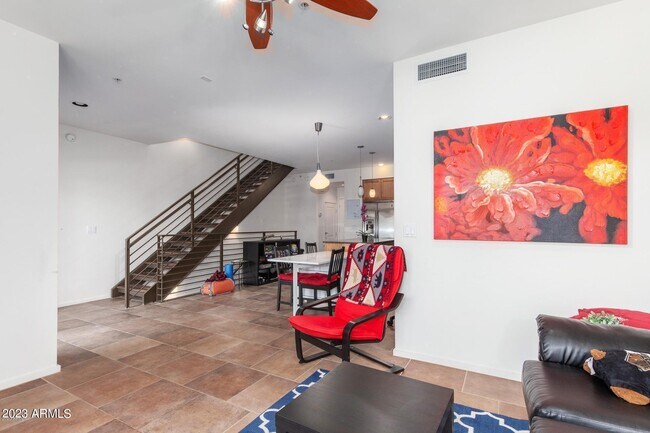 Building Photo - 525 W Lakeside Dr