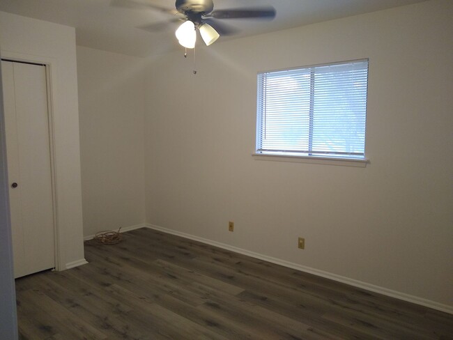Building Photo - Leon Valley~ 3 bedroom~ Freshly Painted In...