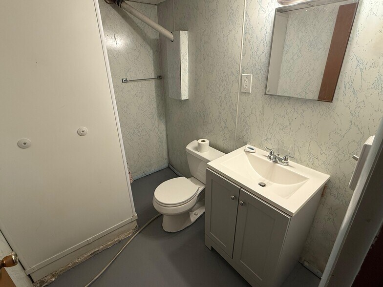 Building Photo - 242 Sadonia Ave