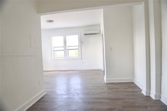 Building Photo - 501 SW 6th Ct