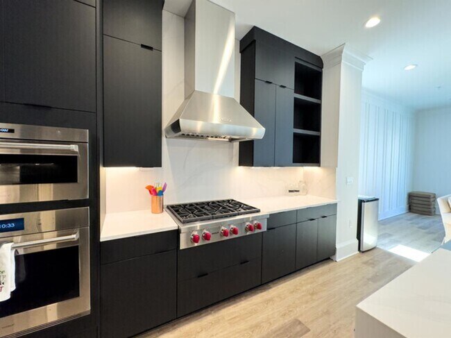 Building Photo - Gorgeous Townhome For Rent in the heart of...