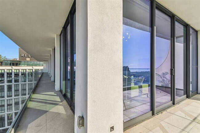 Building Photo - 1000 Water St