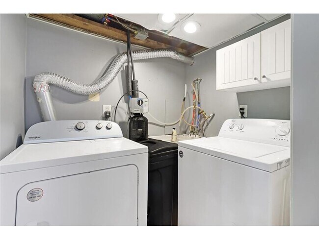 Building Photo - 6040 Hemlock Ln N