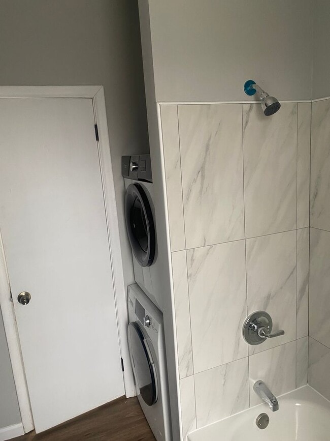 Building Photo - 1 bedroom, 1 bathroom downtown Hartford ct