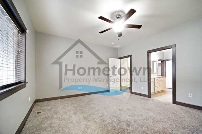 Building Photo - 3 Bedroom 2 Bathroom Home with Attached 3 Car Garage Available in Coeur d'Alene!