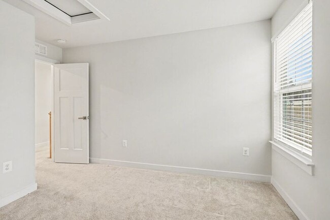 Building Photo - 484 Bridgepoint Dr