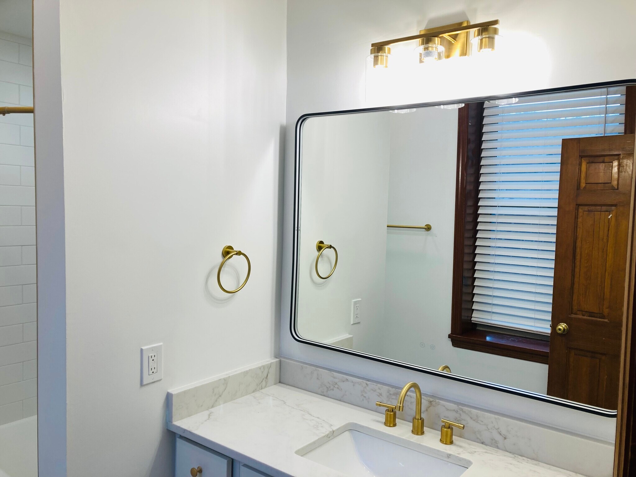 Building Photo - 104 E North Ave