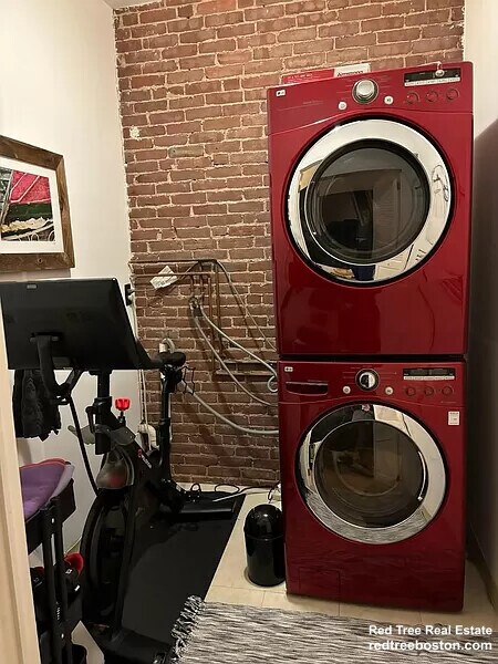 Building Photo - 31 Station St