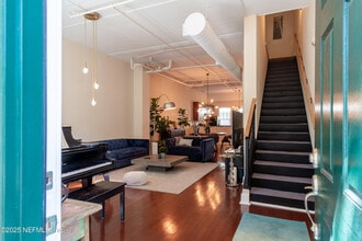 Building Photo - 1661 Riverside Ave