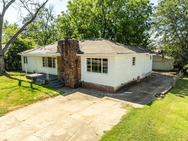 Building Photo - Freshly Updated 3 Bedroom Home