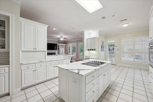 Building Photo - 4 Twin Cir Dr