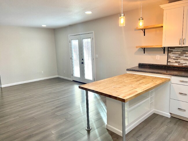 Building Photo - 305 Redwood Dr