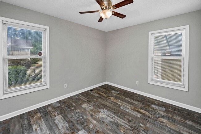 Building Photo - Refined 3-Bedroom Home with New LVP Flooring in Prime West Columbia Location!