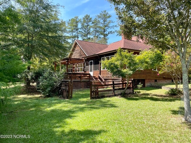 Building Photo - 245 Lakeside Dr