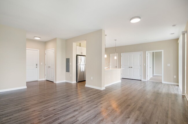 Building Photo - Two Bedroom Luxury Apartment (Elevator Bui...