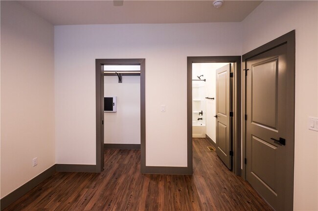 Building Photo - 303 Park St