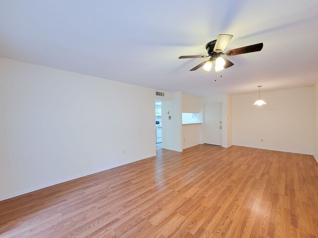 Building Photo - Two Bedroom Condo Near Med Center!