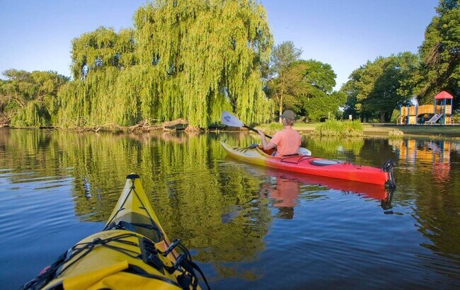 Building Photo - 2230 Riverside Dr NE