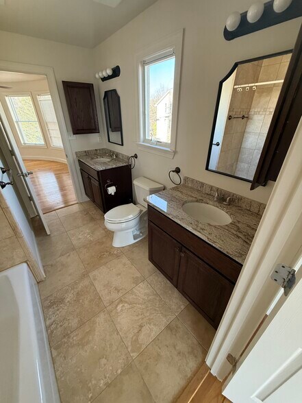 Building Photo - 943 Williams St