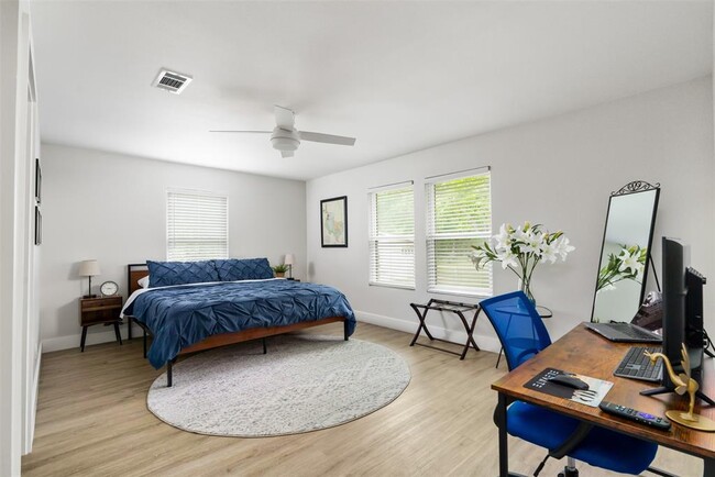 Building Photo - 11807 Oakwood Dr