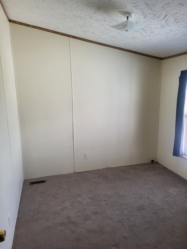 Building Photo - 200 Valley View Dr