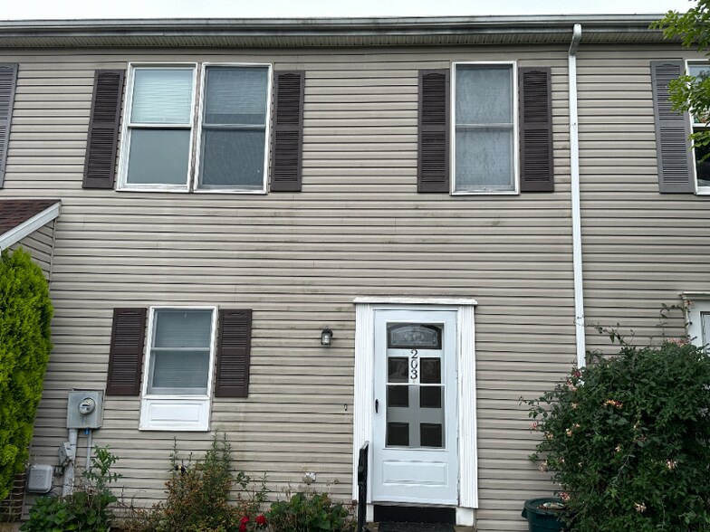 Primary Photo - 203 Poplar Dr