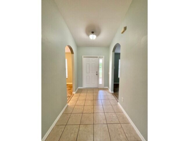 Building Photo - Move-In Ready! 4 Bedroom 2.5 Bath- Cape Coral Home!