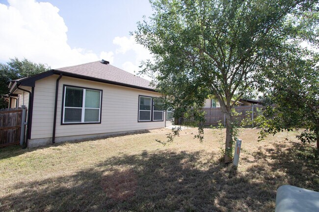 Building Photo - TWO WEEKS FREE RENT!!!  Welcome to this charming 3-bedroom, 2-bathroom home located in the vibran...