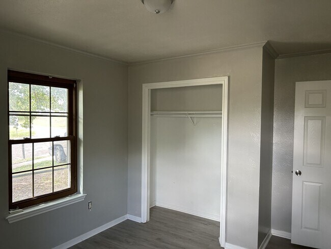 Building Photo - 919 Marilyn Dr