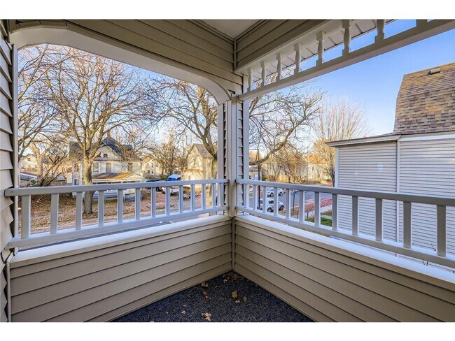 Building Photo - 988 Reaney Ave E